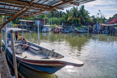 Lumut, Perak, Malezya. 1 Haziran 2018: Permatang'da köylülerin kalıp teknelerini park ettikleri Haliç limanı 