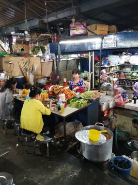 Tüccar/satıcı ve Sihanoukville, Kamboçya, şehir ıslak pazar sabahın erken saatlerinde insanlara sahnesi.