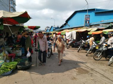 Tüccar/satıcı ve Sihanoukville, Kamboçya, şehir ıslak pazar sabahın erken saatlerinde insanlara sahnesi.