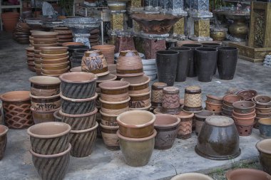 Çeşitli boyut, şekil ve renk saksılar