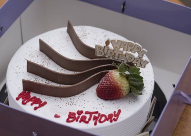 mutlu yıllar çikolatalı kek