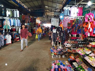 Tüccar/satıcı ve Sihanoukville, Kamboçya, şehir ıslak pazar sabahın erken saatlerinde insanlara sahnesi.