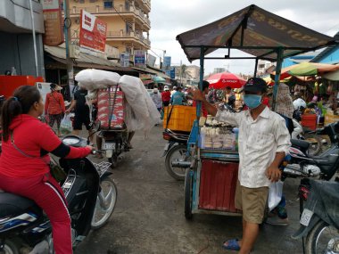 Tüccar/satıcı ve Sihanoukville, Kamboçya, şehir ıslak pazar sabahın erken saatlerinde insanlara sahnesi.