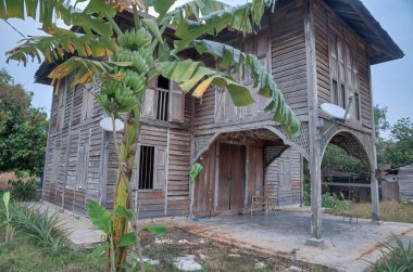 Terk edilmiş çift katlı ev