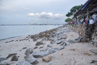 Penang, Malezya - 8 Eylül 2018: Esplanade plajında ağacın altında huzur içinde dinlenen birinin sahnesi