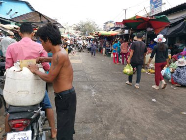 Tüccar/satıcı ve Sihanoukville, Kamboçya, şehir ıslak pazar sabahın erken saatlerinde insanlara sahnesi.