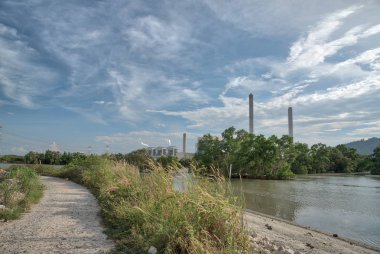 plaj yanındaki kumlu yol boyunca yürümek