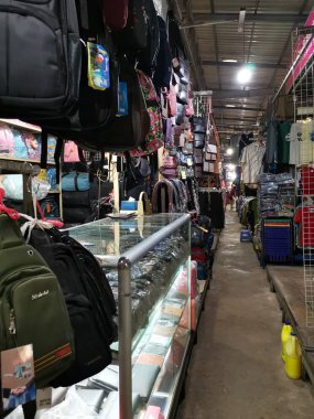 Tüccar/satıcı ve Sihanoukville, Kamboçya, şehir ıslak pazar sabahın erken saatlerinde insanlara sahnesi.