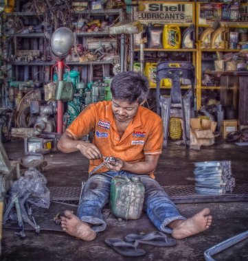 adam meşgul tamir araba bileşeni kendi atölyesinde