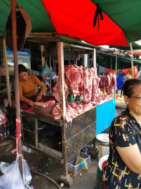 Tüccar/satıcı ve Sihanoukville, Kamboçya, şehir ıslak pazar sabahın erken saatlerinde insanlara sahnesi.