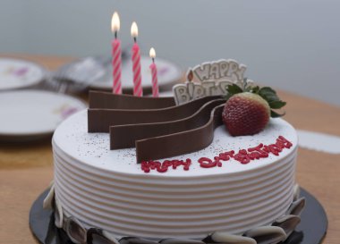 mutlu yıllar çikolatalı kek