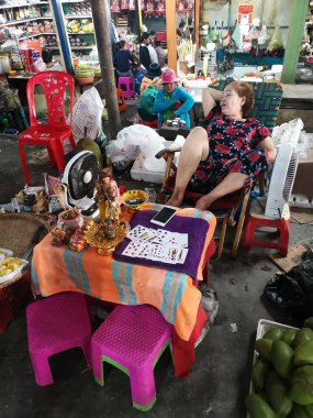 Tüccar/satıcı ve Sihanoukville, Kamboçya, şehir ıslak pazar sabahın erken saatlerinde insanlara sahnesi.