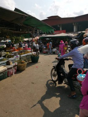 Tüccar/satıcı ve Sihanoukville, Kamboçya, şehir ıslak pazar sabahın erken saatlerinde insanlara sahnesi.