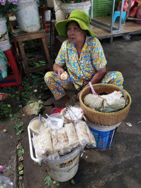 Tüccar/satıcı ve Sihanoukville, Kamboçya, şehir ıslak pazar sabahın erken saatlerinde insanlara sahnesi.