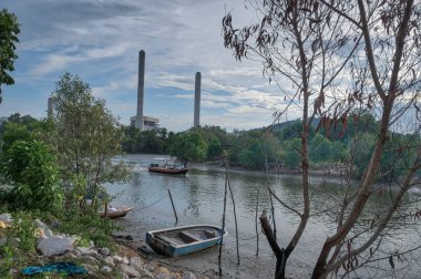 Lumut, Perak, Malezya. 1 Haziran 2018: Permatang nehrinde denizden balıkçı teknesi ile geri dönüyor. 