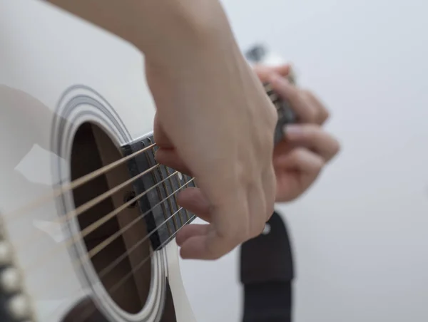 Müzikal Analog Gitar Çalmak — Stok fotoğraf