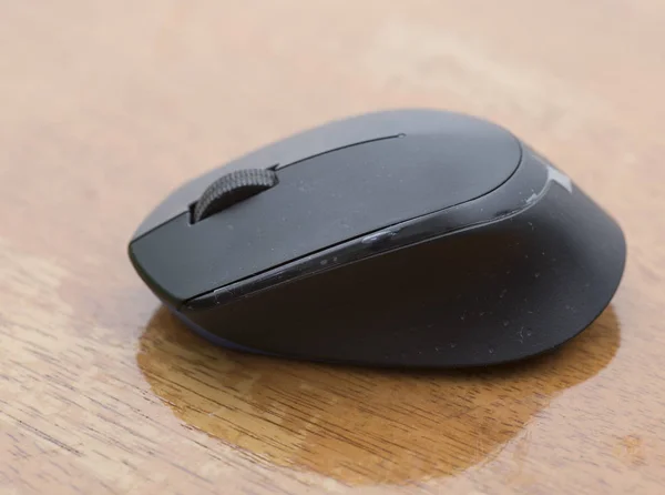 Usando Mouse Sem Fio Preto — Fotografia de Stock