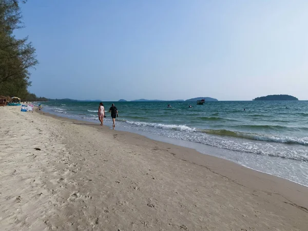Люди Гуляють Піщаний Пляж — стокове фото