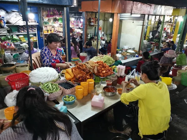 Scena Handlowiec Sprzedawca Ludzi Mokrych Rynku Miasta Sihanoukville Cambodia Wczesnym — Zdjęcie stockowe