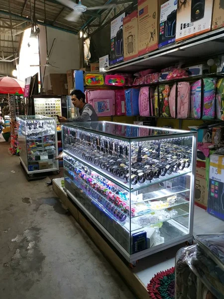 Tüccar/satıcı ve Sihanoukville, Kamboçya, şehir ıslak pazar sabahın erken saatlerinde insanlara sahnesi.