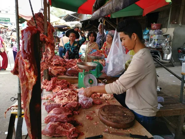 Scena Handlowiec Sprzedawca Ludzi Mokrych Rynku Miasta Sihanoukville Cambodia Wczesnym — Zdjęcie stockowe