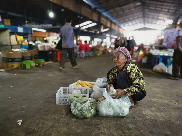 Scena Handlowiec Sprzedawca Ludzi Mokrych Rynku Miasta Sihanoukville Cambodia Wczesnym — Zdjęcie stockowe