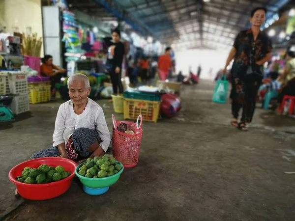 아침에 Sihanoukville 캄보디아에서 시장에 상인의 판매자의 — 스톡 사진