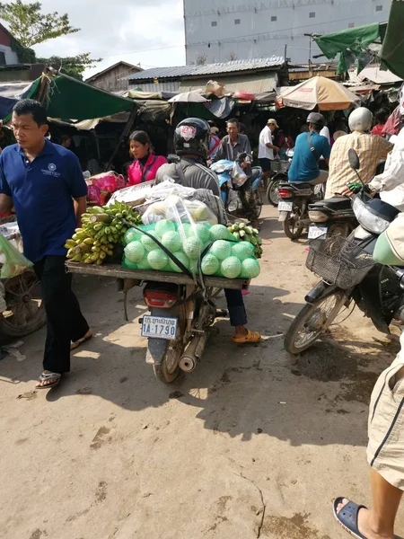 Szene Von Händlern Verkäufern Und Menschen Auf Dem Nassen Markt — Stockfoto