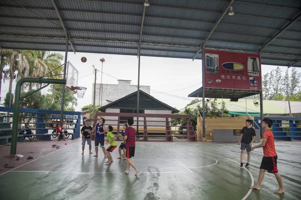 Gruppe Chinesischer Teenager Spielt Basketball Öffentlichen Park — Stockfoto