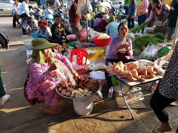 Szene Von Händlern Verkäufern Und Menschen Auf Dem Nassen Markt — Stockfoto