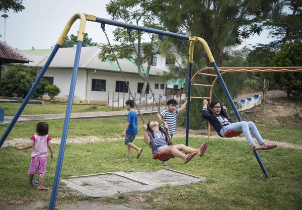 Perak Malasia Julio 2018 Los Niños Divierten Por Noche Balanceándose — Foto de Stock