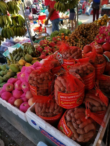 Szene Von Händlern Verkäufern Und Menschen Auf Dem Nassen Markt — Stockfoto