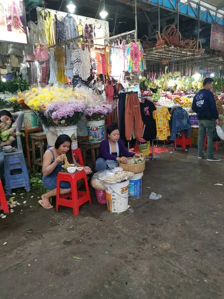 아침에 Sihanoukville 캄보디아에서 시장에 상인의 판매자의 — 스톡 사진