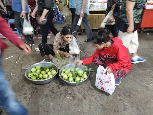 Scena Commerciante Venditore Persone Mercato Bagnato Della Città Sihanoukville Cambogia — Foto Stock