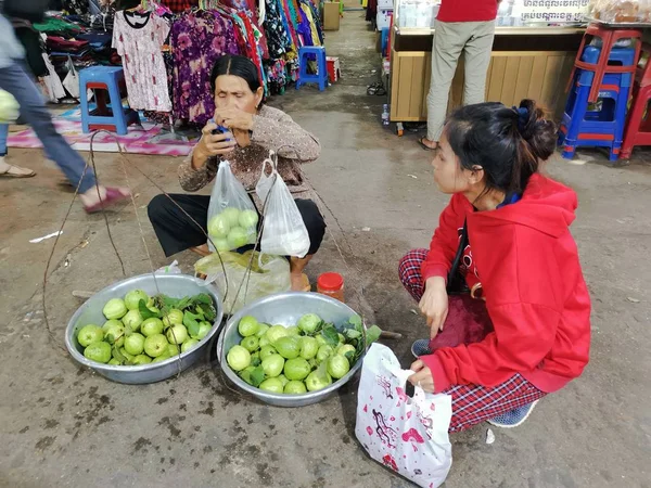 Scène Van Handelaar Verkoper Mensen Natte Markt Van Stad Sihanoukville — Stockfoto