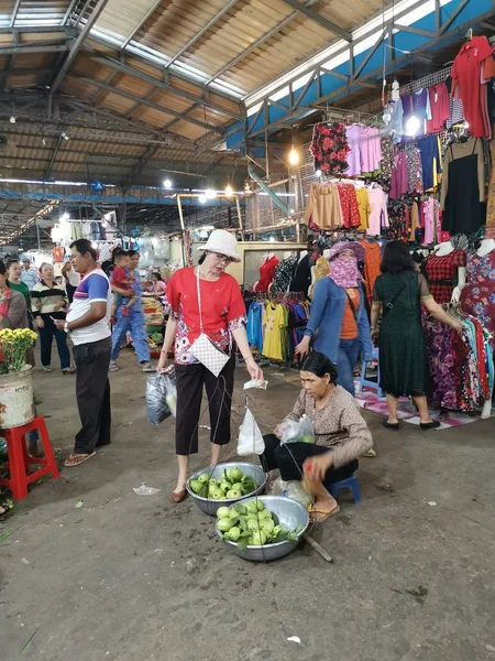 아침에 Sihanoukville 캄보디아에서 시장에 상인의 판매자의 — 스톡 사진