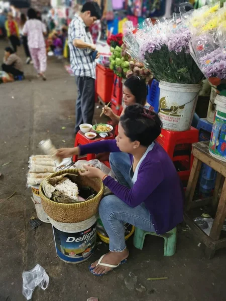 Scena Handlowiec Sprzedawca Ludzi Mokrych Rynku Miasta Sihanoukville Cambodia Wczesnym — Zdjęcie stockowe