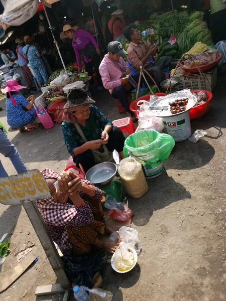 売り手と早朝にシアヌークビル カンボジアの都市のウェット マーケットの人々 のシーン — ストック写真