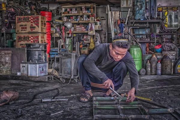 Muž Práce Opravovat Auto Komponenta Jejich Dílně — Stock fotografie
