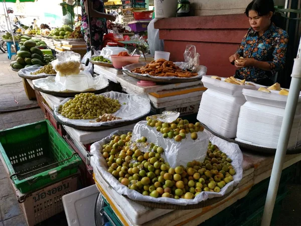 Scena Handlowiec Sprzedawca Ludzi Mokrych Rynku Miasta Sihanoukville Cambodia Wczesnym — Zdjęcie stockowe