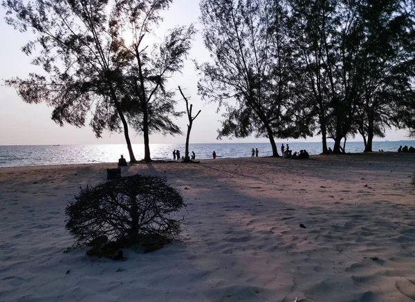 Pessoas Passeando Noite Praia — Fotografia de Stock