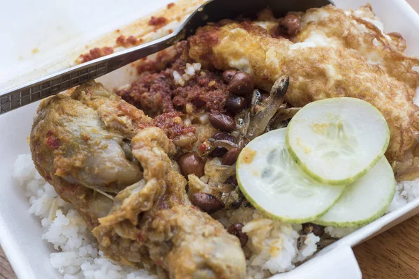 Nasi Lemak Ayam Dengan Telur — Stok Foto