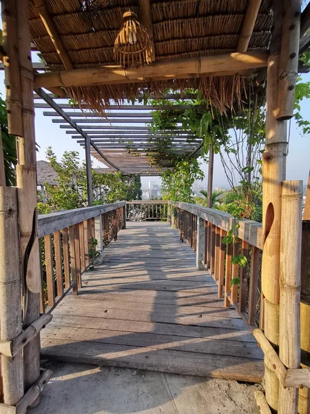 Сиануквиль Камбоджа 2019 Деревянный Мост Гостей Отеля Пройдет Через Зал — стоковое фото