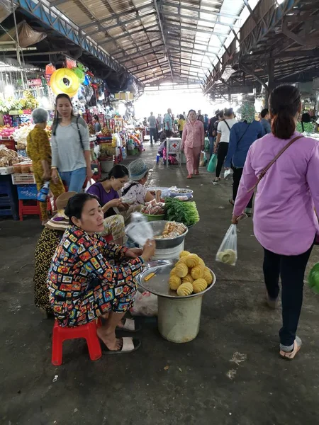 清晨在柬埔寨西哈努克市的城市湿点上的商人和人们的场景 — 图库照片