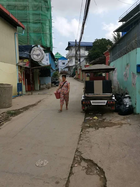 Sihanoukville Camboja Fevereiro 2019 Senhora Carregando Bom Cabeça Como Ela — Fotografia de Stock