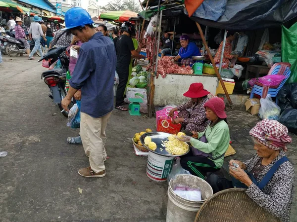 清晨在柬埔寨西哈努克市的城市湿点上的商人和人们的场景 — 图库照片