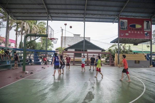 Grupo Adolescente Chino Jugando Baloncesto Parque Público — Foto de Stock