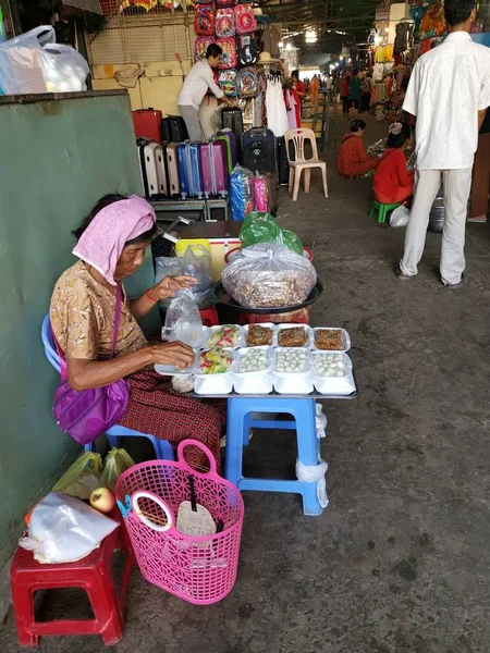 Scena Commerciante Venditore Persone Mercato Bagnato Della Città Sihanoukville Cambogia — Foto Stock