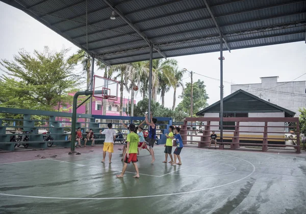 Grupo Adolescente Chino Jugando Baloncesto Parque Público — Foto de Stock