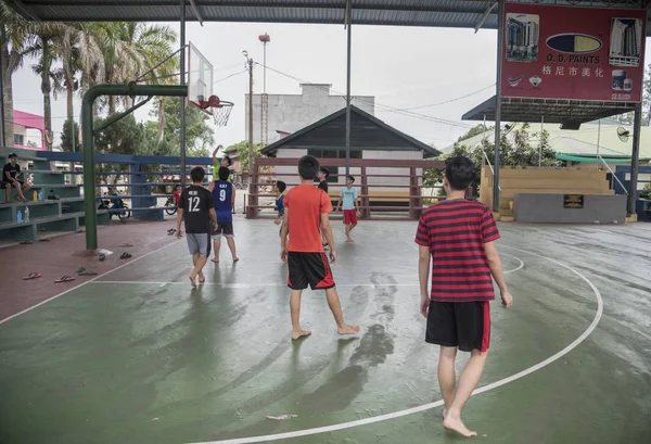 Grupo Adolescente Chino Jugando Baloncesto Parque Público — Foto de Stock